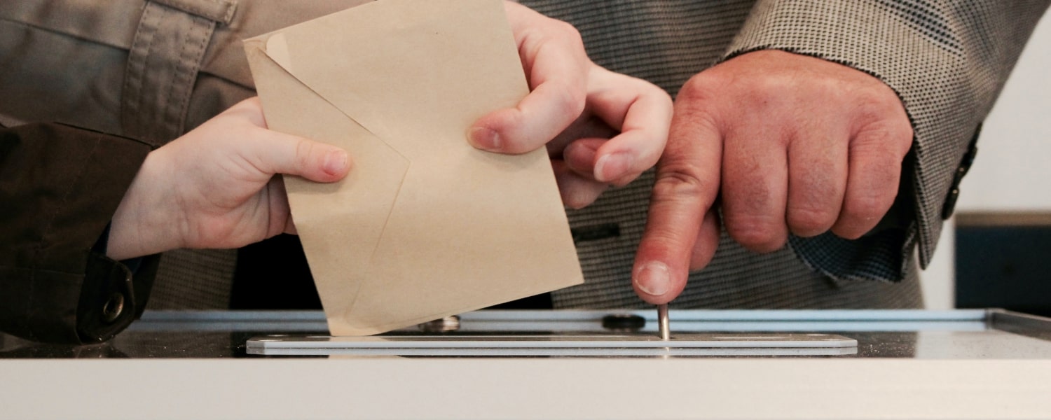 election et enveloppe beige
