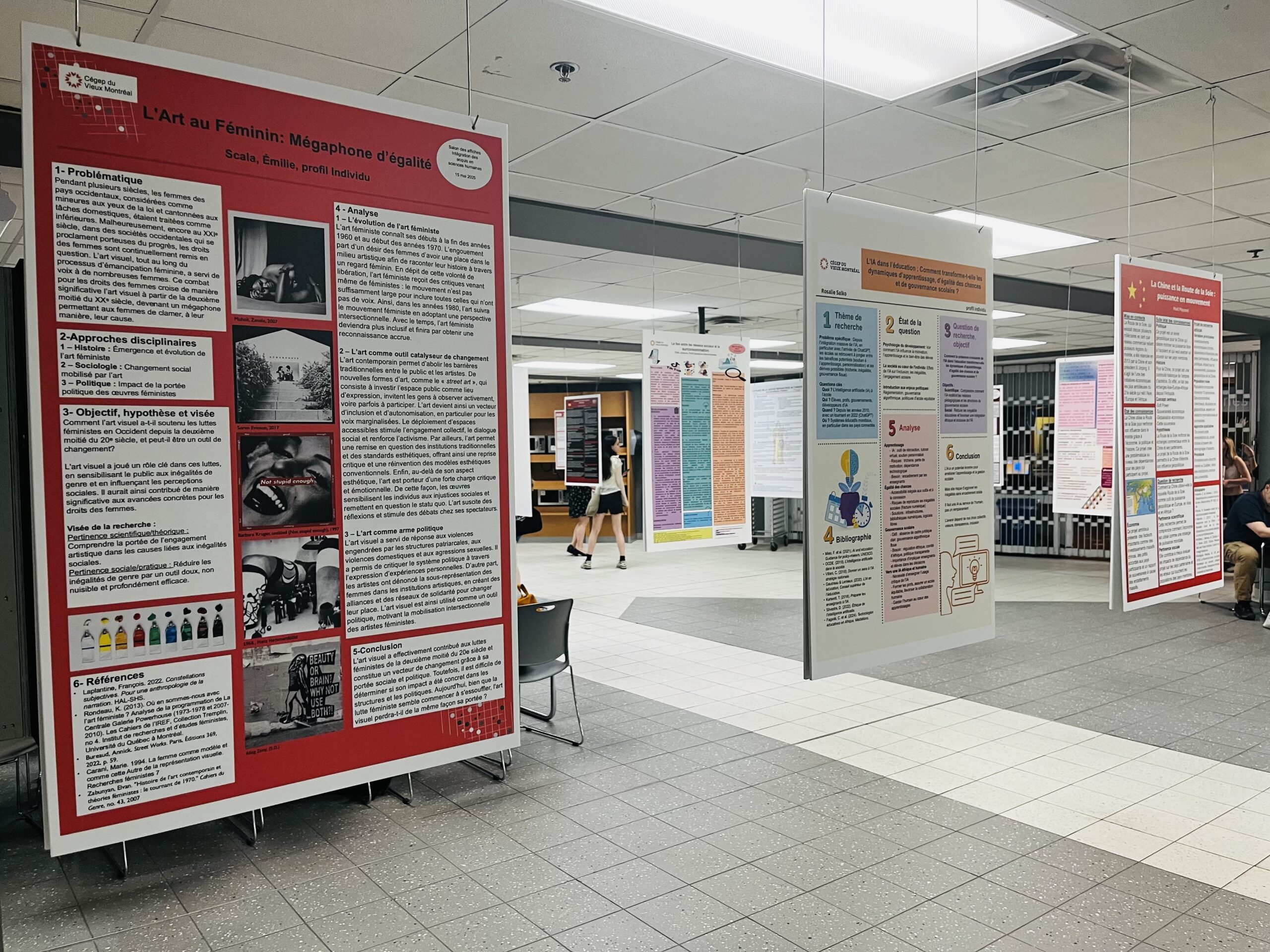 Une photo des affiches qui ont été imprimées en très grand format (environ 1m50 de haut) et suspendues au plafond du cégep.